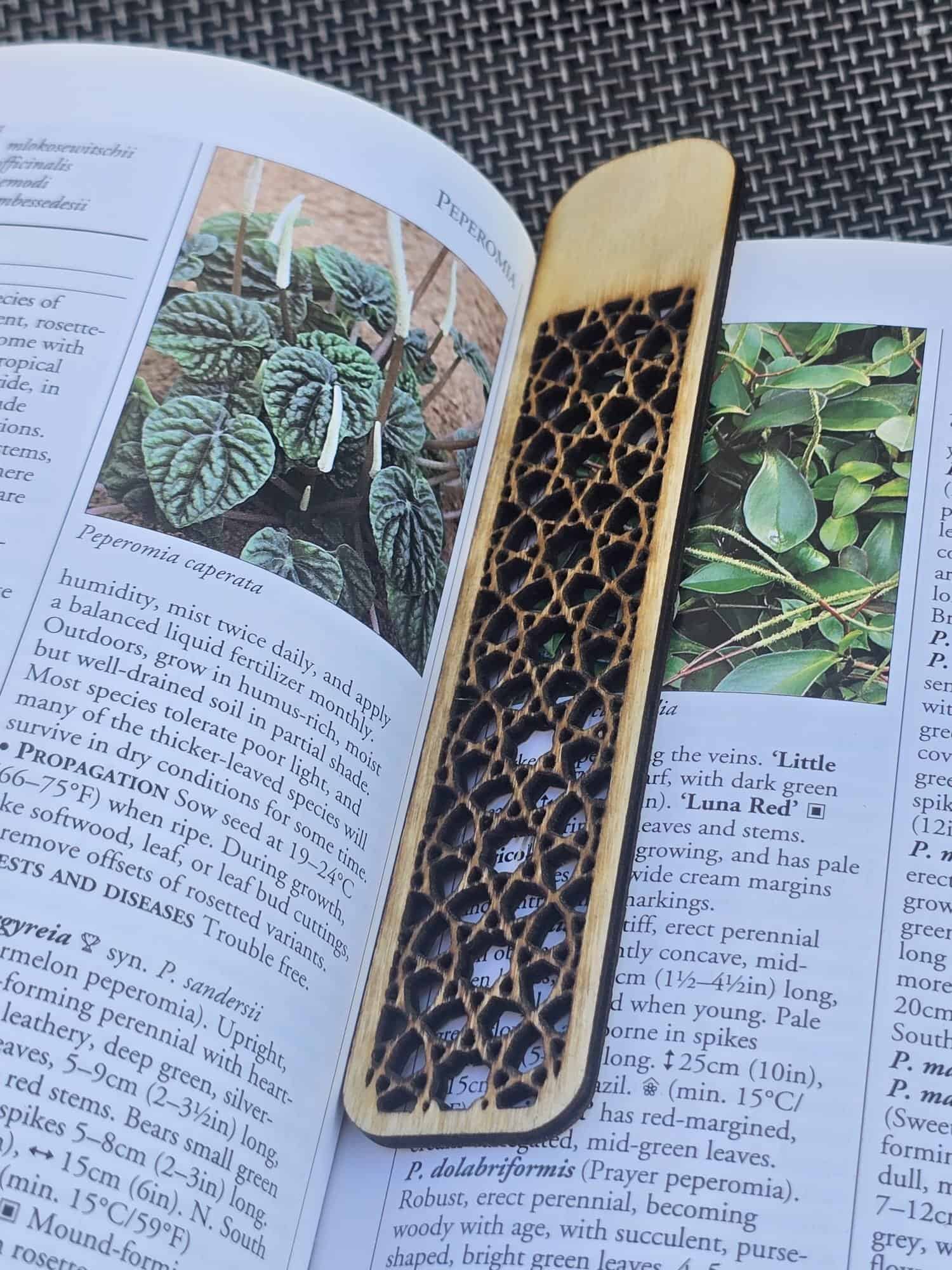 Geometric Wooden Bookmark – Design 32