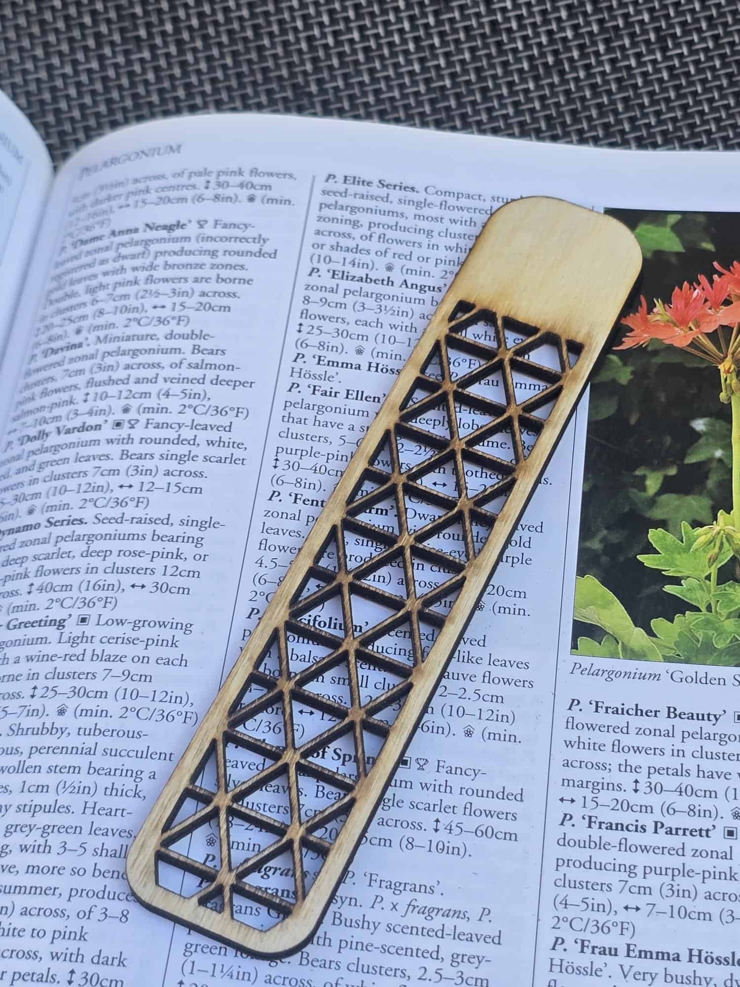 Geometric Wooden Bookmark – Design 21